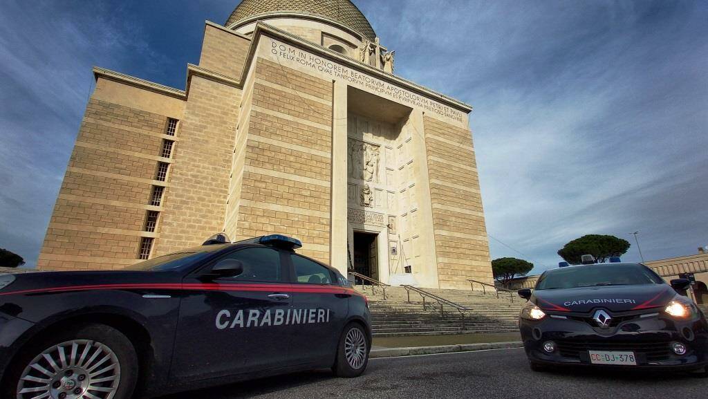 Roma, pusher offre cocaina ai passanti… ma erano carabinieri in borghese: arrestato