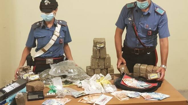 Torvaianica, in casa 11 chili di droga e 7mila euro in contanti: due arresti