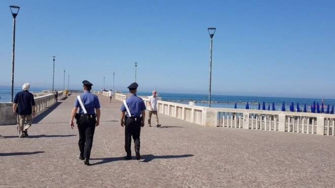 Locali e stabilimenti irregolari e cibo non tracciato: pioggia di multe da Ostia a Fregene