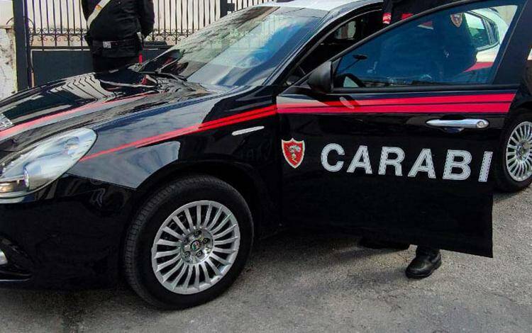 Roma, vedono i Carabinieri e lanciano la cocaina dal finestrino dell’auto: 3 denunciati