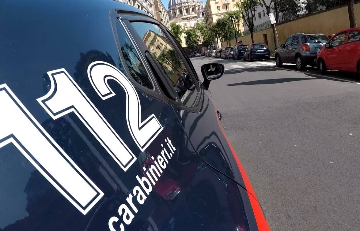 Roma, in sella ad uno scooter rubato fuggono all’alt dei carabinieri