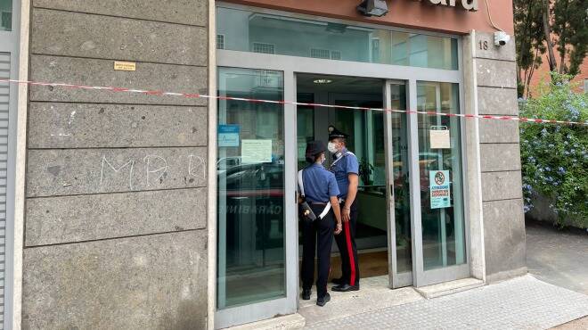 Roma, tentano una rapina in banca con parrucca e taglierino: 2 arrestati