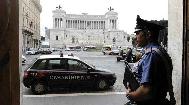 Roma, acciuffate le gang che rapinavano i turisti a piazza Venezia