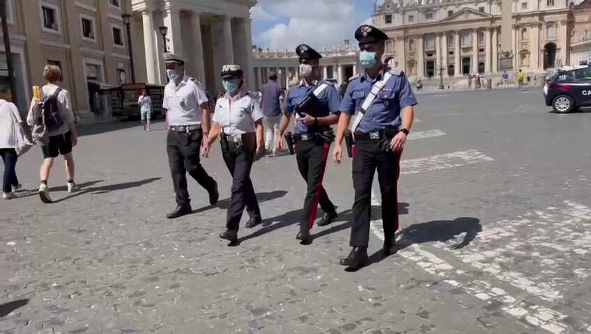 Roma, commercio abusivo: 20mila euro di multe a 7 venditori ambulanti