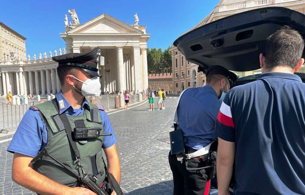 Roma, stretta sui “saltafila”: multati tre stranieri “a caccia” di turisti tra San Pietro e Castel Sant’Angelo