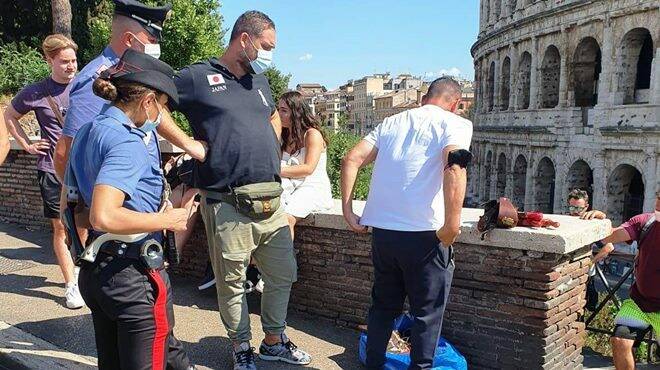 Roma, 3 centurioni abusivi e 4 “salta fila” sorpresi dai carabinieri: raffica di multe al Colosseo