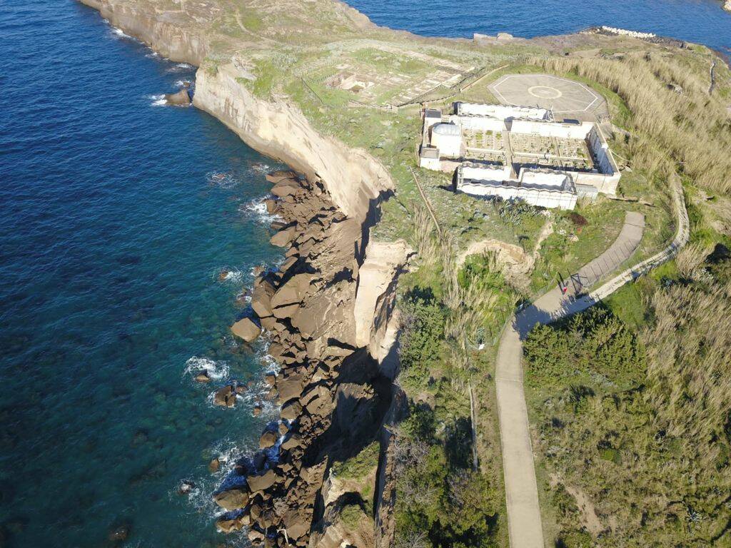 Il cimitero di Ventotene a rischio crollo in mare: l’appello del Sindaco a Mattarella