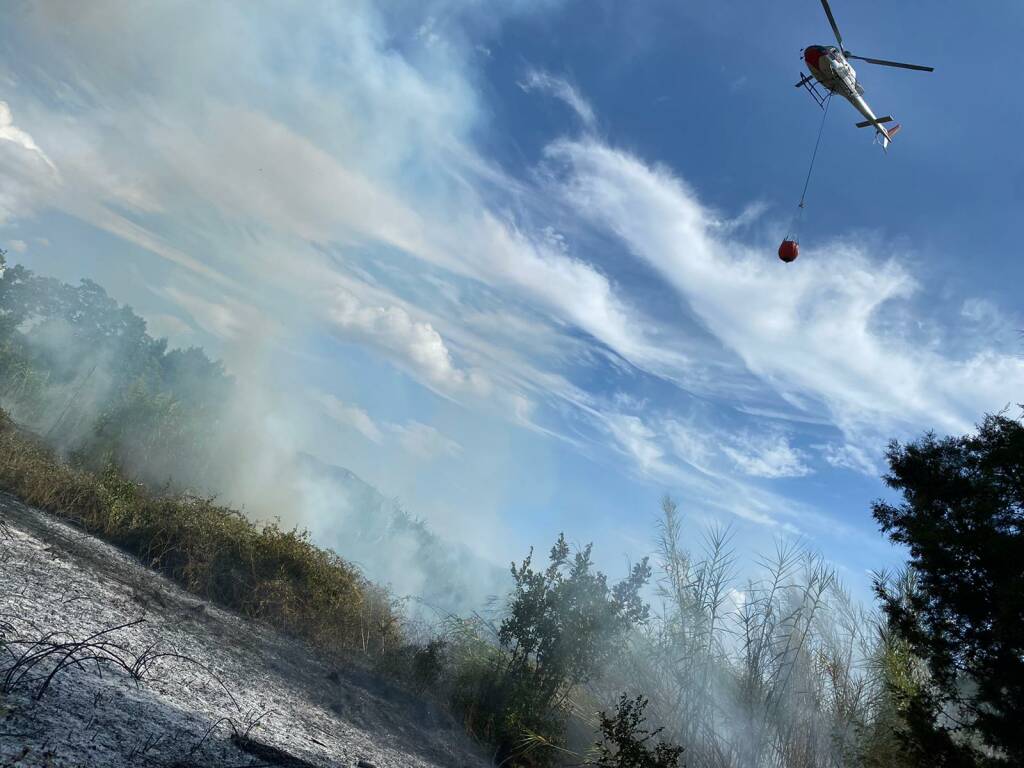 Brucia la collina di Cocuruzzo a Fondi, residenti al lavoro salvare le proprie case