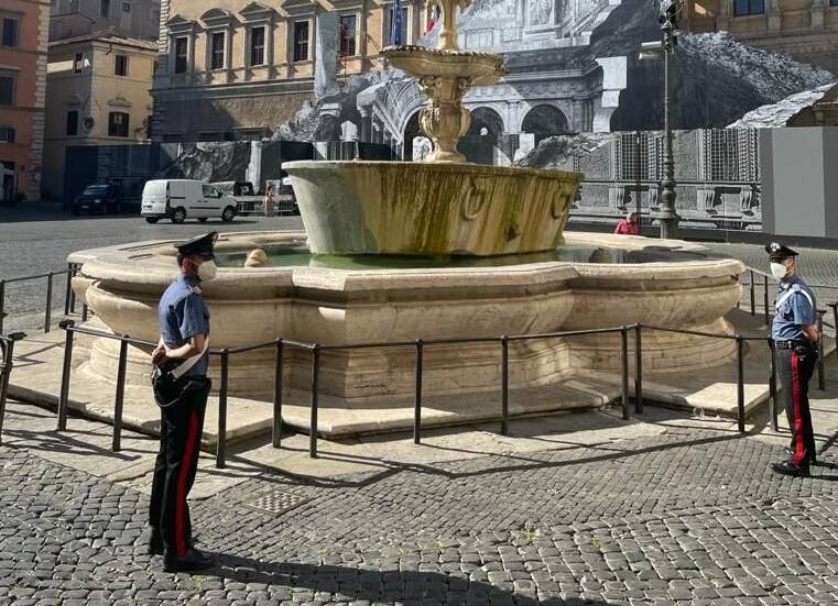 Roma, coppia di turisti sorpresi a fare il bagno nella fontana di piazza Farnese: multati