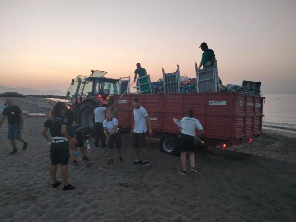 Terracina e l’incubo dei “furbetti” degli ombrelloni: maxi sequestro in spiaggia