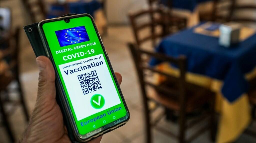 Covid, boom di contagi in Italia: il Governo valuta la stretta con un “super” Green pass