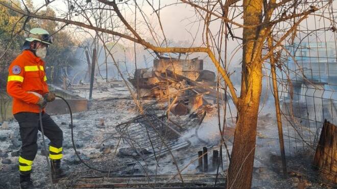 Ardea, incendio nei campi di via Monti di Santa Lucia: bruciano alberi e immondizia