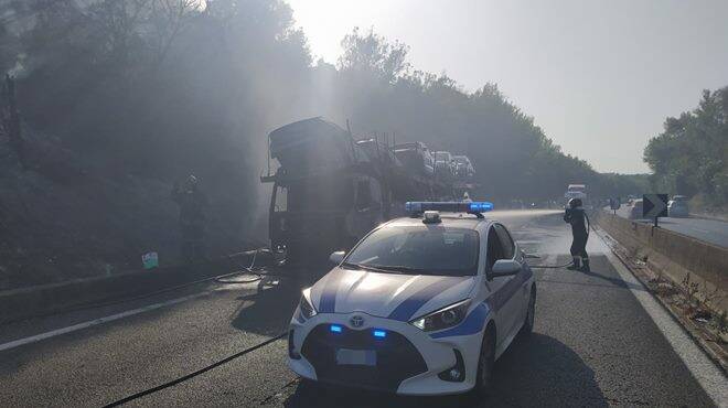 Bisarca in fiamme sulla via Aurelia: strada chiusa e traffico in tilt