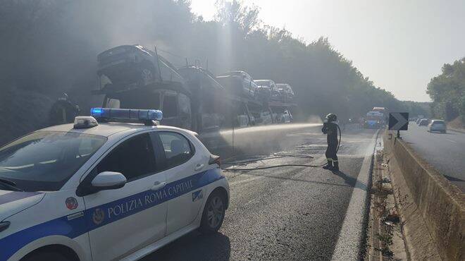 Bisarca in fiamme sulla via Aurelia: strada chiusa e traffico in tilt