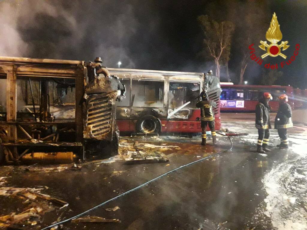 Roma, incendio nella notte al deposito dell’Atac: distrutti tre autobus