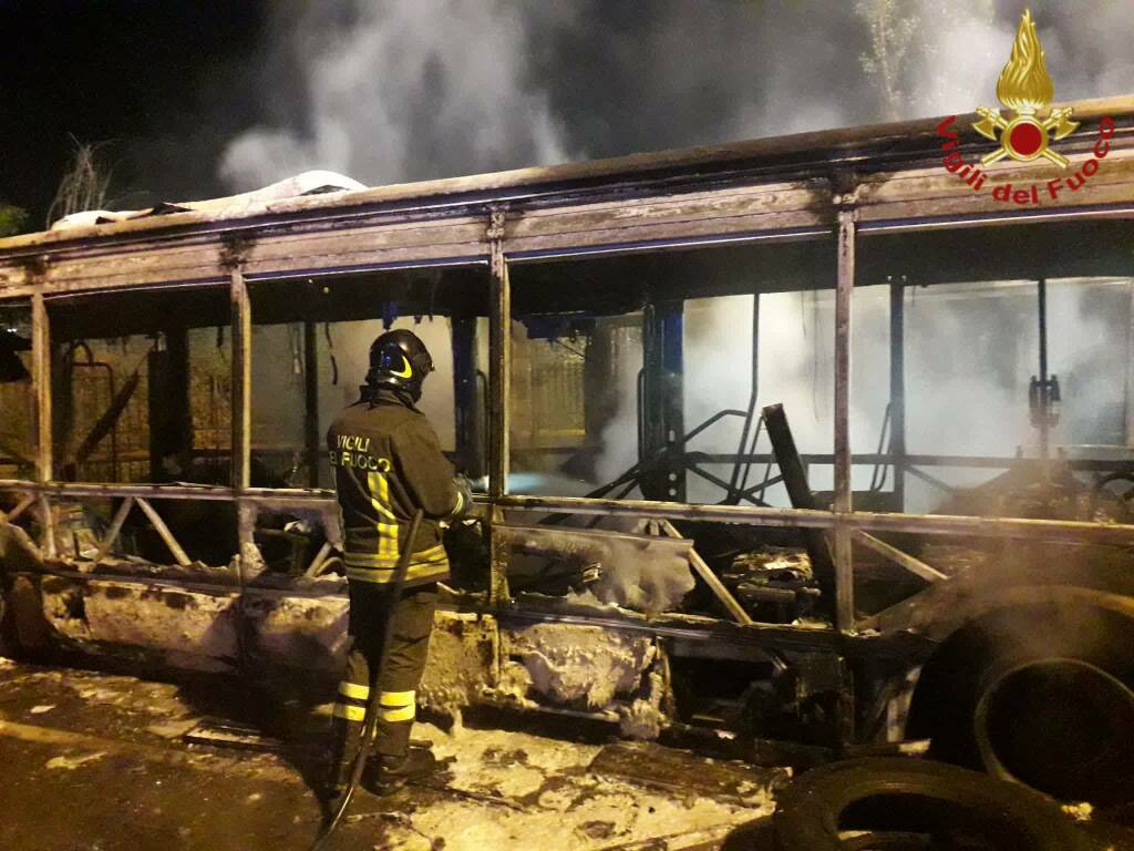 incendio bus roma