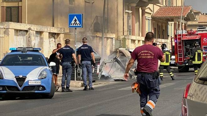 Ostia, a fuoco i cassonetti del lungomare Toscanelli: paura fra i bagnanti