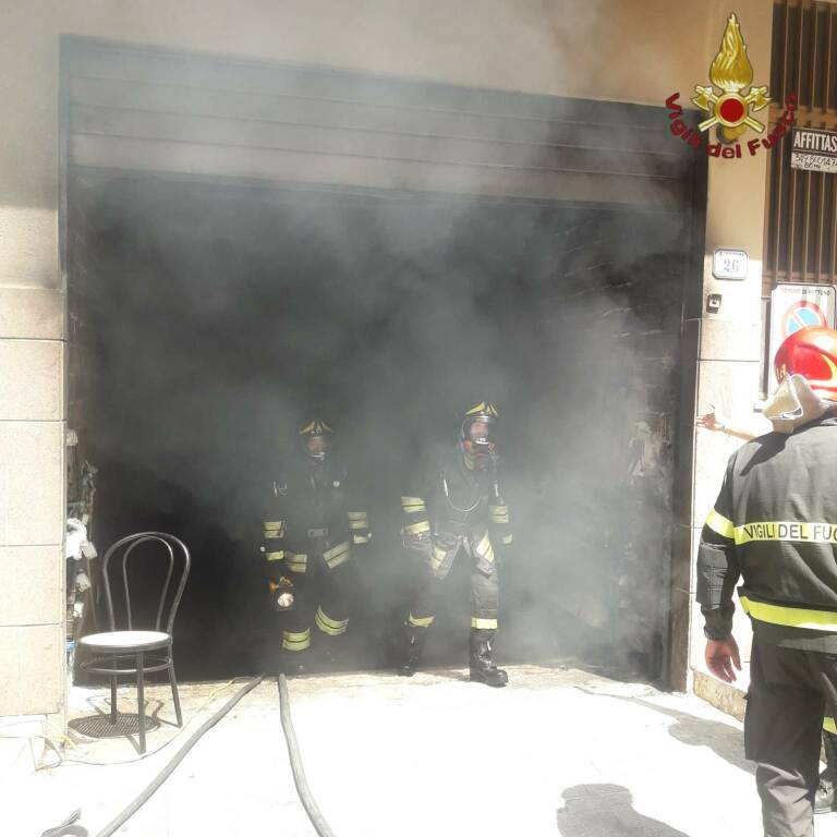 Nettuno, incendio divampa in un garage in pieno centro: evacuata la palazzina
