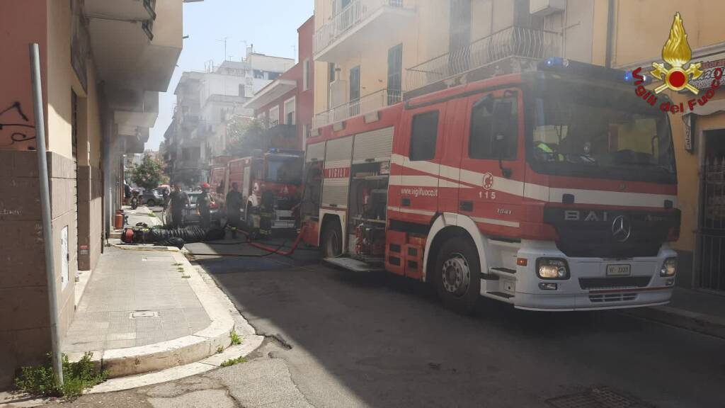 Nettuno, incendio divampa in un garage in pieno centro: evacuata la palazzina