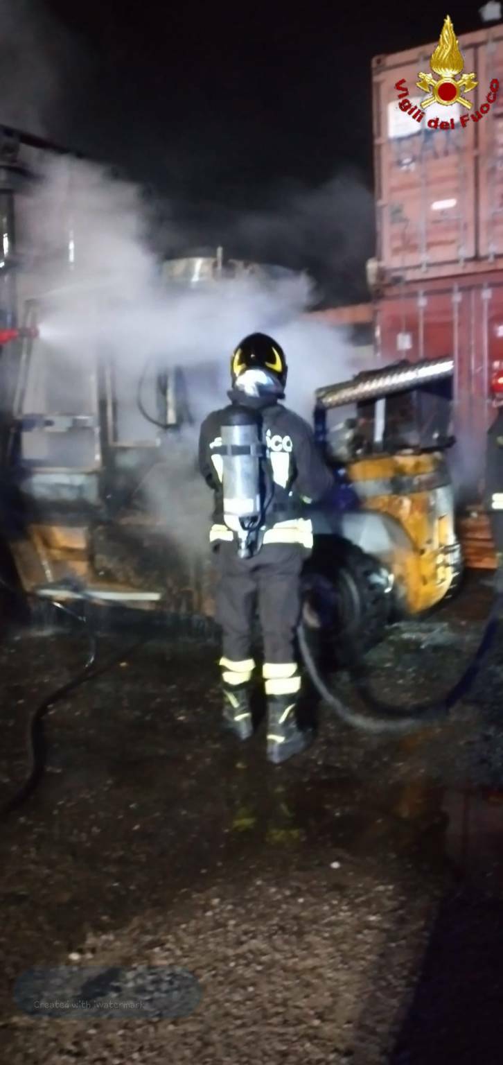 Paura in via Fontanatetta a Civitavecchia, incendio in un deposito: brucia un muletto