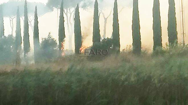 Maxi incendio a Parco Leonardo, il fumo blocca la Roma-Fiumicino