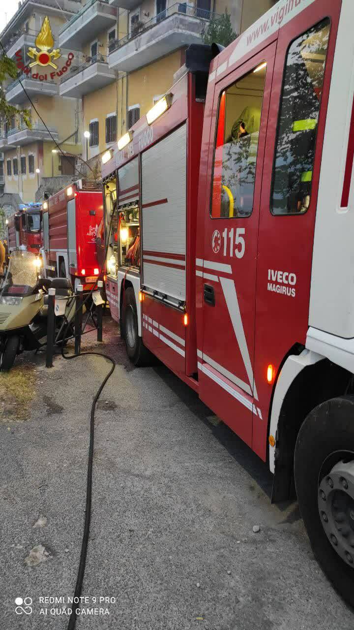 Incendio a Tivoli, le fiamme raggiungono il centro abitato: 25 famiglie evacuate