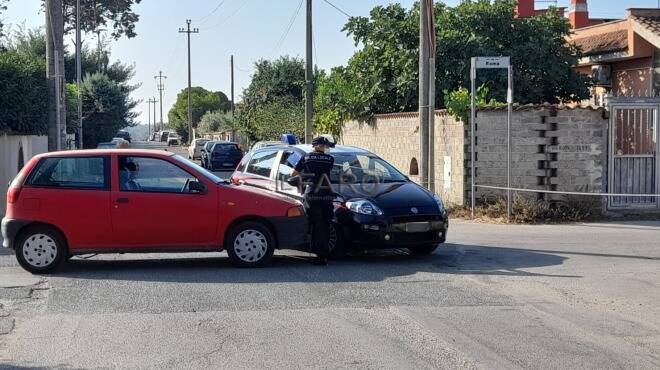 Ardea, non si ferma allo stop e si scontra con l’auto dei Carabinieri