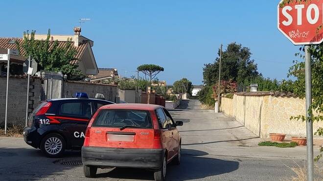 Ardea, non si ferma allo stop e si scontra con l’auto dei Carabinieri