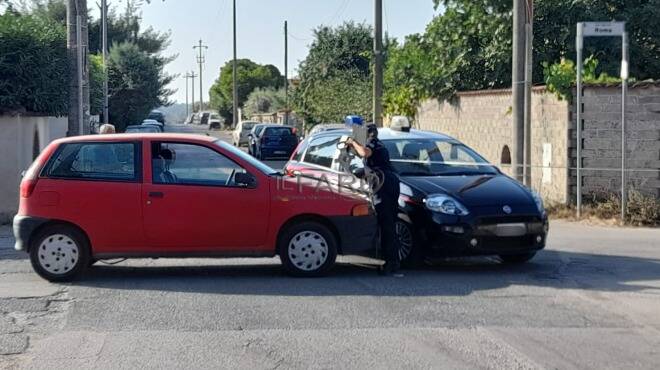 Ardea, non si ferma allo stop e si scontra con l’auto dei Carabinieri