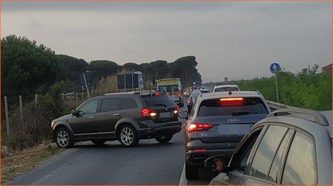 Incidente su via Coccia di Morto, carambola tra auto. Traffico in tilt