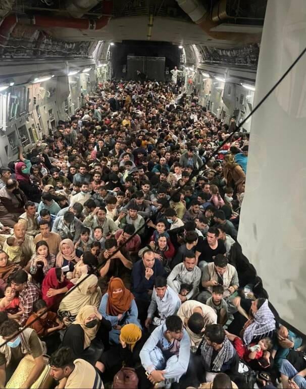 In fuga da Kabul: 640 rifugiati afgani ammassati in un aereo cargo degli Usa