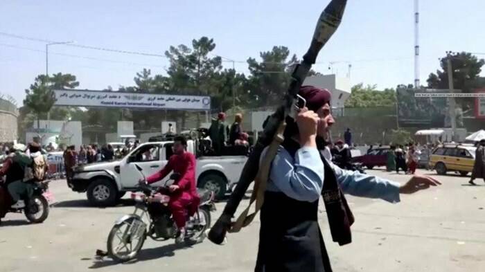 Kabul, i talebani celebrano il ritiro degli Usa dall’Afghanistan: “Vittoria di tutti noi”