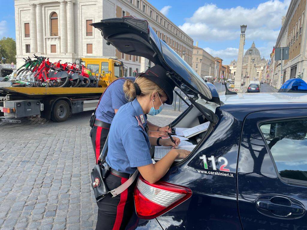 Roma, la giungla dei monopattini: in centro parcheggi selvaggi sugli scivoli per disabili