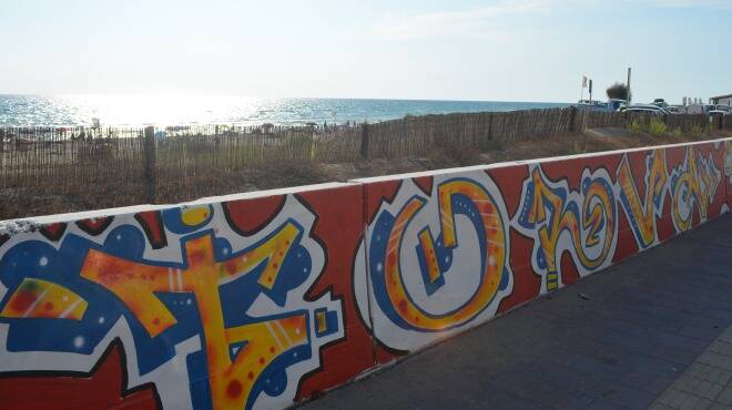 Torvaianica, il lungomare delle Meduse si colora con un murales di 170 metri