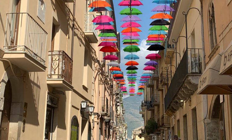 Dal 3 al 7 settembre a Fondi Vicol’Art: antichi mestieri e ombrelli colorati nel centro storico