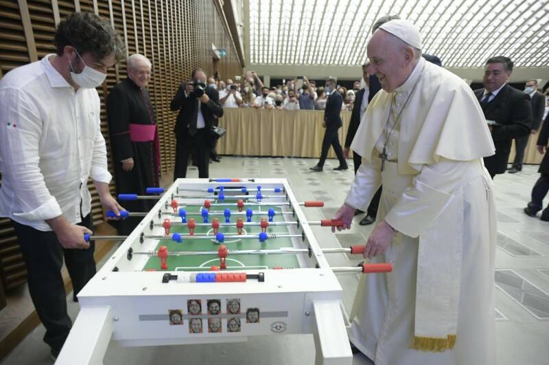 Fuori programma all’Udienza Generale: Papa Francesco gioca a biliardino con i fedeli
