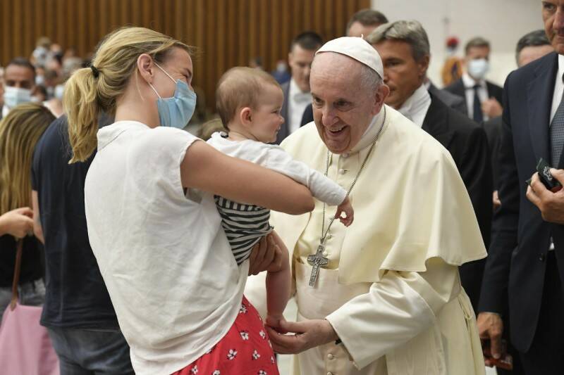 Papa Francesco: “La famiglia costruisce la storia se non discrimina e serve i più fragili”