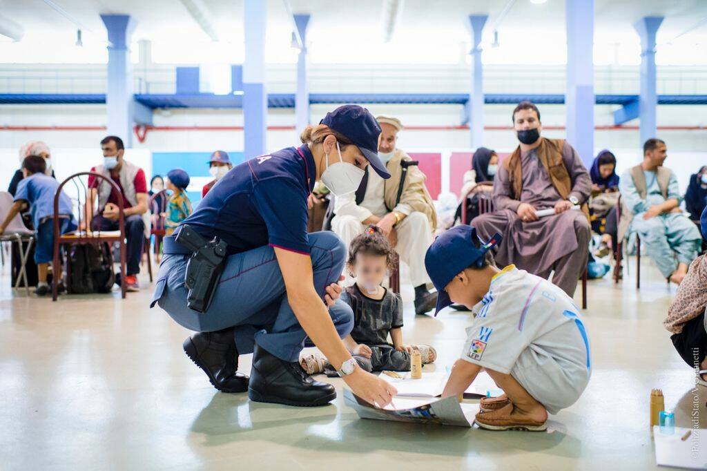 Disegni, cappellini e giochi di prestigio: a Fiumicino la Polizia regala sorrisi ai piccoli afgani