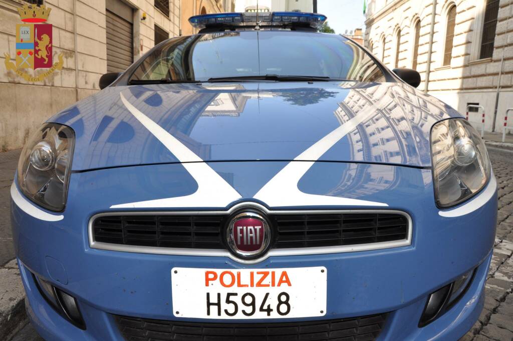 Roma, piromane beccato sul fatto prende a botte gli agenti e danneggia l’auto di servizio