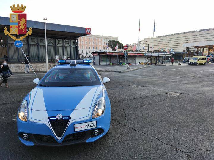 Crea il panico a Roma-Termini, aggredisce e tenta di rapinare i passanti: 32enne in manette