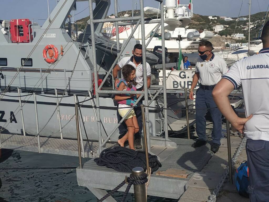 Ponza, barca a vela speronata da una nave: tanta paura per una famiglia dell’Irpinia