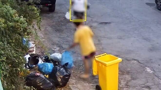 Fiumicino, lasciano rifiuti in strada con un mastello condominiale: incastrati dalle fototrappole