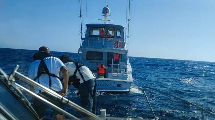 Fiumicino, barca in avaria e in balìa delle onde: equipaggio salvato dalla Guardia Costiera