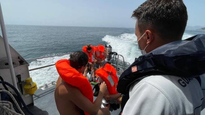 Gaeta, il motore del gommone s’inceppa: 4 ragazzi salvati dalla Guardia Costiera