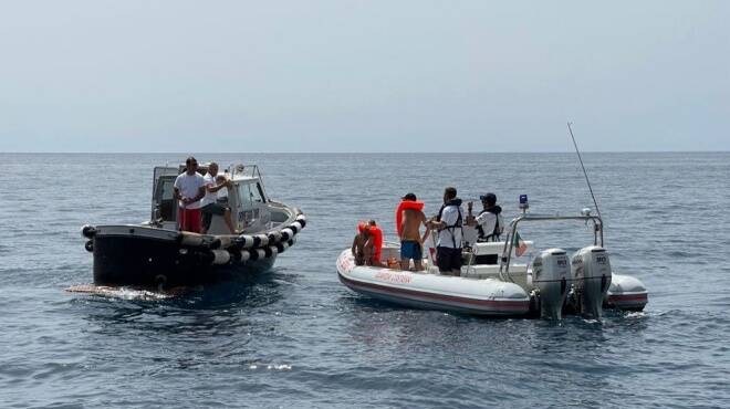 La barca urta una secca e rischia di affondare: paura per 6 persone al largo di Ponza