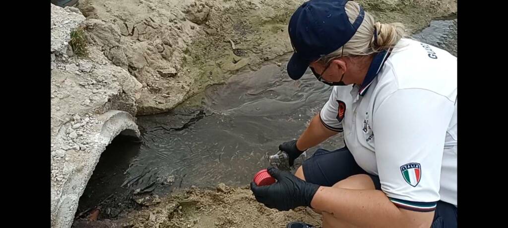 Scarico fognario sulla spiaggia di Vindicio: arriva il divieto di balneazione