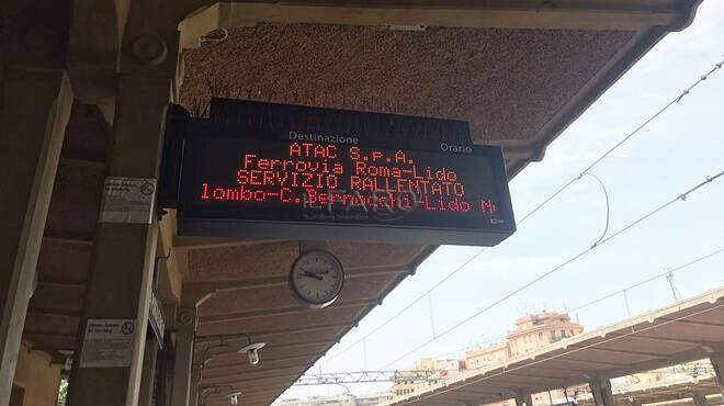 Roma-Lido, tabelloni fuori uso in tutte le stazioni. Atac: “Guardate gli orari su internet”