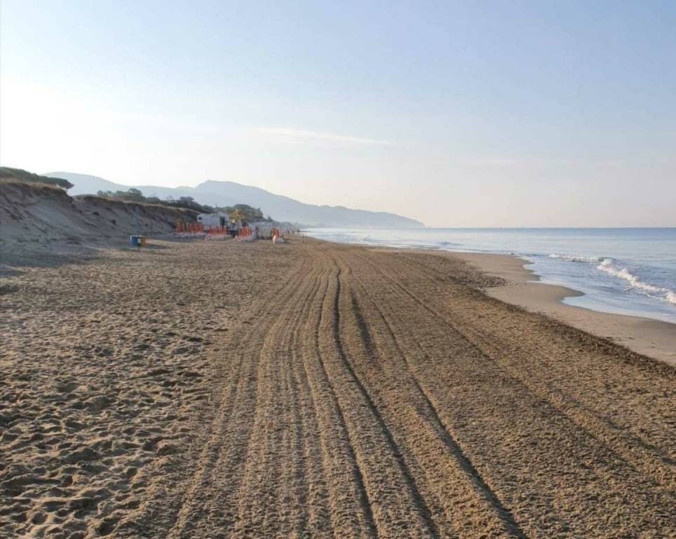 Sanificazione delle spiagge libere a Fondi, Camminare Insieme lamenta: “E’ inutile e nociva”