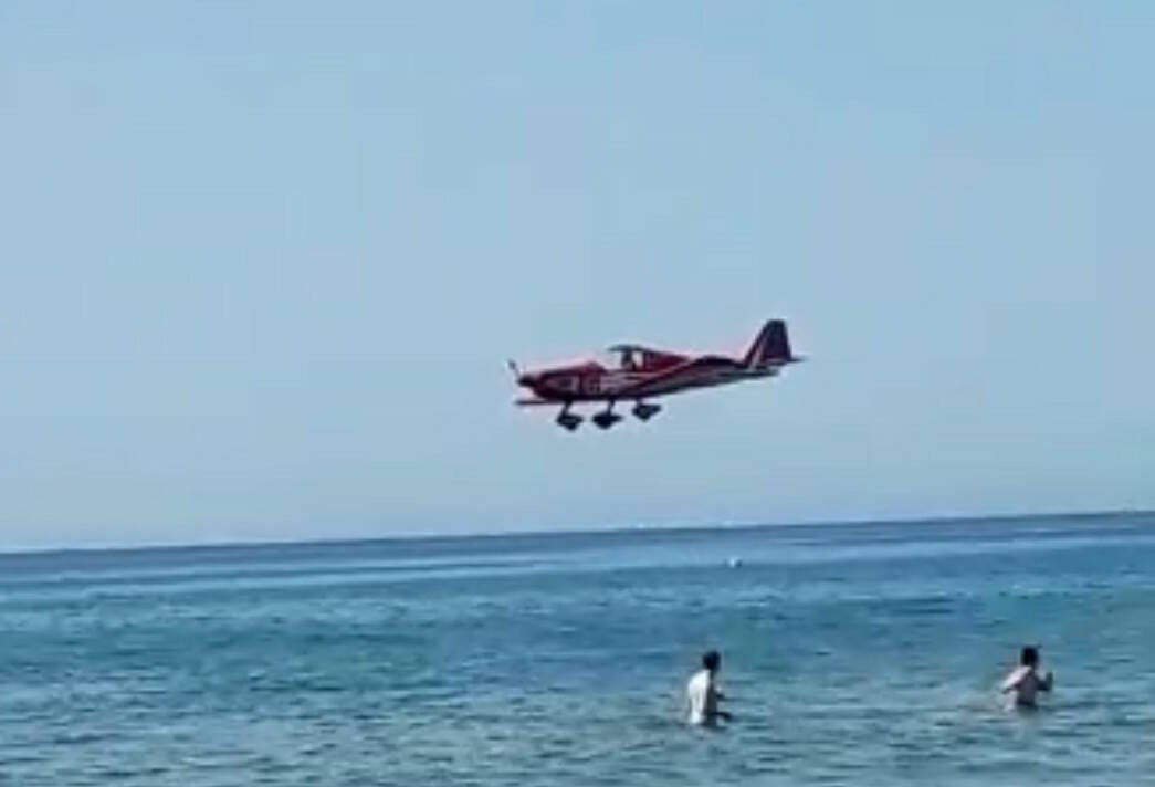 Ultraleggero sorvola a bassa quota il litorale di Terracina: nei guai il pilota