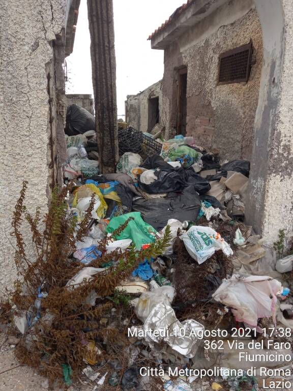 Fiumicino, la Vecchia Scogliera trasformata in discarica: “Mi vergogno di questo scempio”